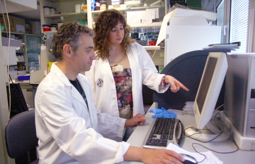Francisco J. Esteban y Leticia Díaz, en su laboratorio.