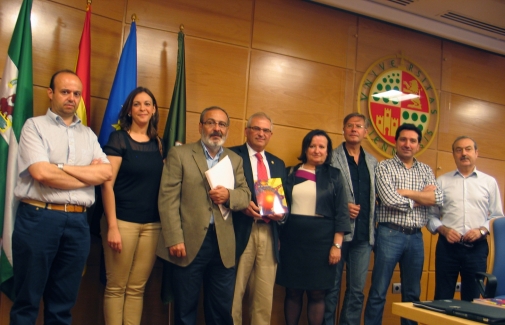 Los autores del libro, junto a representantes institucionales de la UJA.