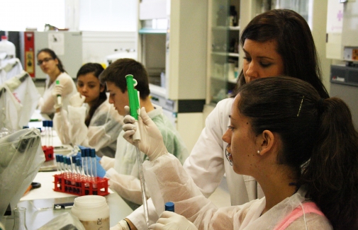 Los estudiantes analizan muestras en el taller de Microbiología.