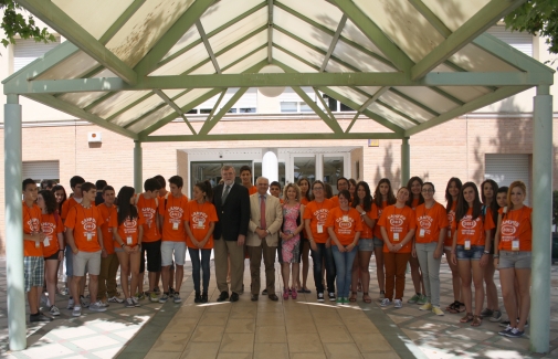 Los rectores de la UJA y de la UCO posan con alumnado del Campus Científico de Verano del ceiA3