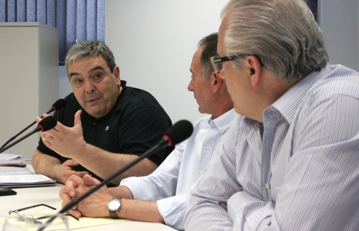 Esteban Ibarra, durante su intervención junto el alcalde de Torres y Baltasar Garzón. Foto: G. Comunicación UJA