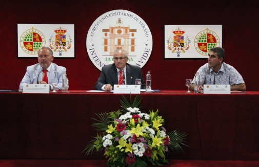 Francisco Gallarín, Manuel Parras y Roberto García, en el acto de clausura.