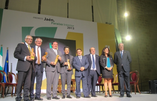 El Rector de la UJA, a la izquierda, junto al resto de galardonados y representantes institucionales.