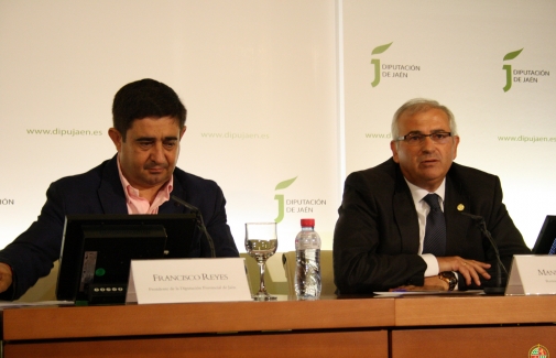 Francisco Reyes y Manuel Parras, tras la firma del convenio