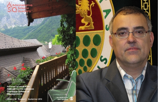 A la izquierda, portada del último número de la revista 'Administrative Science Quarterly'. A la derecha, José Moyano Fuentes.