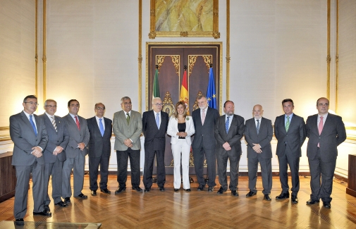 Foto de familia de los rectores con la presidenta de la Junta.