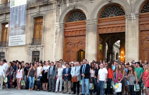 Foto de familia ante las puertas de la Diputación Provincial.