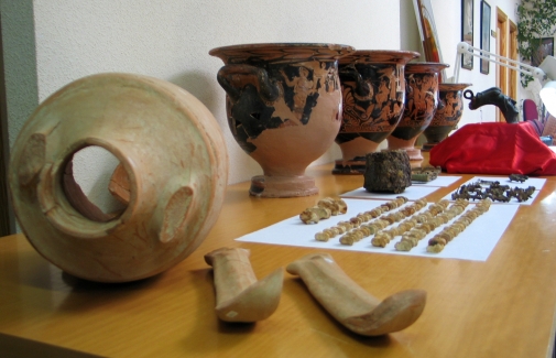 Piezas encontradas en la Cámara de Piquía, presentadas en 2010 en la UJA.