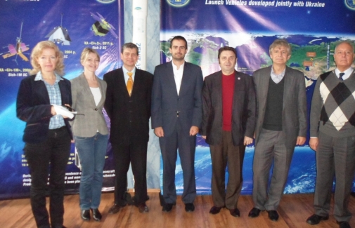 Los miembros del equipo de expertos español con los representantes de la Agencia Espacial Ucraniana