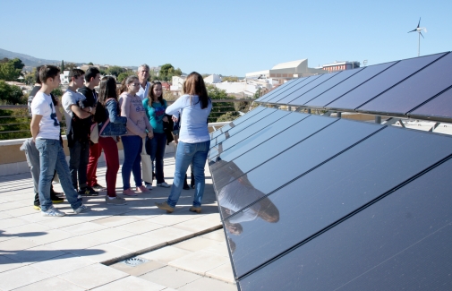 Alumnado de bachillerato observa placas fotovoltaicas en el Campus de Las Lagunillas.
