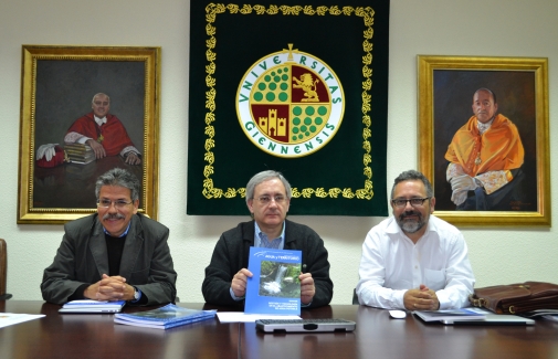 Juan Manuel Matés, junto a Alejandro Tortolero y Jesús Raúl Navarro, en la presentación de la Revista.