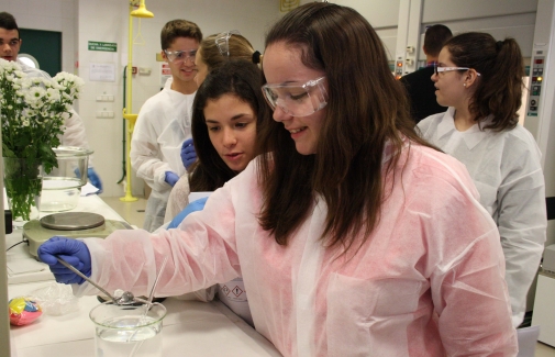 Estudiantes de Secundaria participan en un experimento.