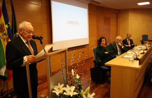 Luis Berges se dirige al público durante el homenaje en la Universidad de Jaén