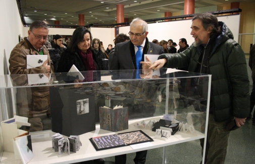 El coordinador de la muestra, explicando la exposición en la inauguración.
