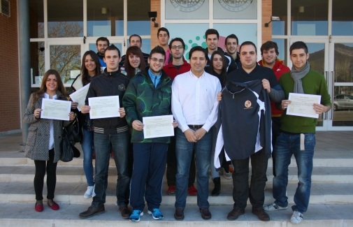 Foto de familia de representantes institucionales y participantes en el curso.