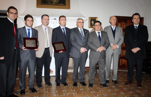 Foto de familia con galardonados y representantes institucionales.