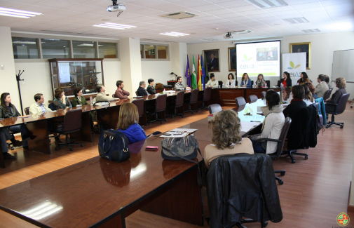 Momento de la presentación, presidida por Mª Ángeles Peinado