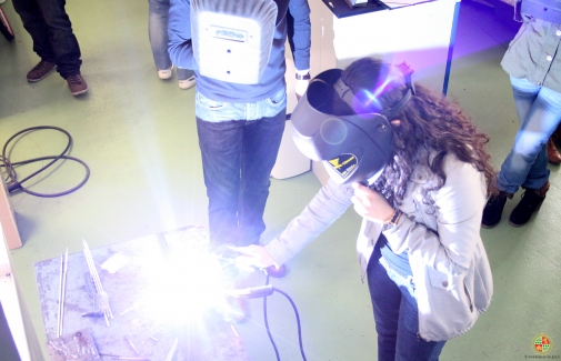 Una alumna de Bachillerato prueba un soplillo, con ayuda de un profesor de la UJA