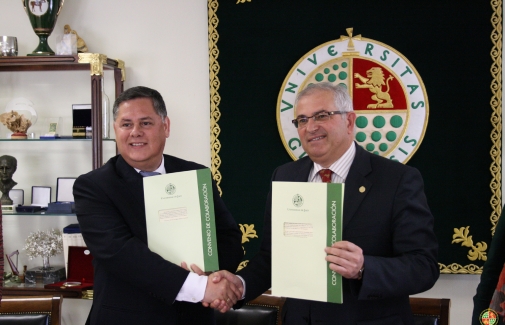 Víctor Alfredo Brítez y Manuel Parras Rosa, tras la firma del convenio