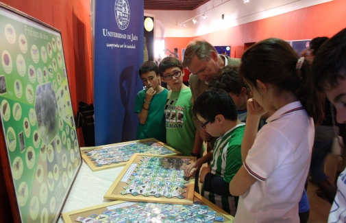 Ramón González muestra su ecopuzles a los niños
