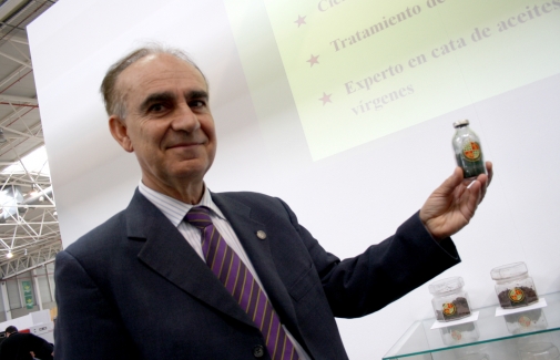 Sebastián Sánchez, con una muestra de biomasa de microalgas.