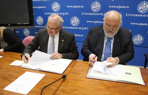Manuel Parras y Gino Crisci, durante la firma del convenio.