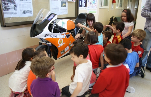 Escolares conocen la moto diseñada y fabricada por el equipo EPS UJA Team.