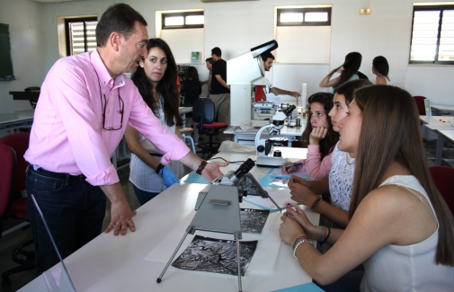El profesor Ruperto Bermejo, en uno de los experimentos.