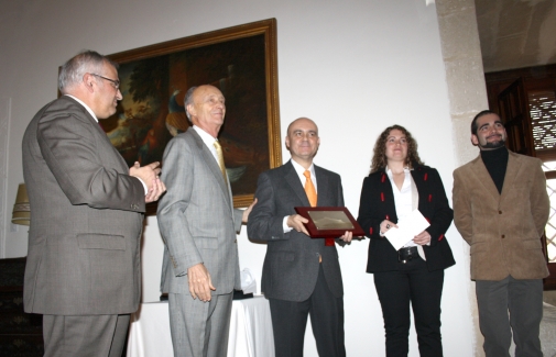 Luis Vañó entrega el premio de investigación que lleva su nombre al profesor José J. Gaforio, en presencia del Rector de la UJA.