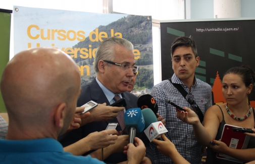 Baltasar Garzón, atendiendo a los periodistas