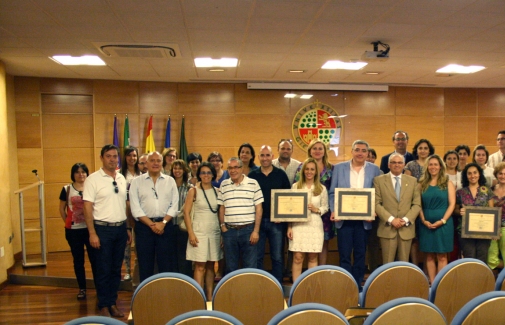 Foto de familia con galardonados, participantes y miembros del jurado.