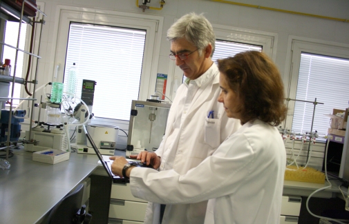 Dos investigadores consulta un portátil en un laboratorio.