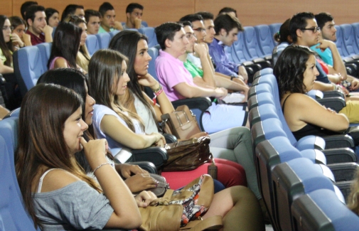 Nuevo alumnado de la Facultad de Ciencias Sociales y Jurídicas, en las jornadas de recepción.