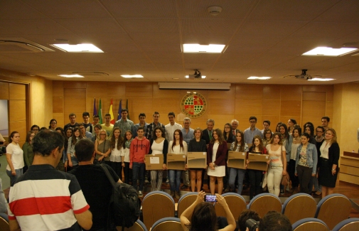 Foto de familia de los galardonados y autoridades de la UJA