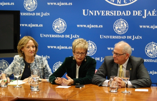 De izquierda a derecha, Mª del Carmen Ortiz, Elena Víboras y Manuel Parras, tras la firma.