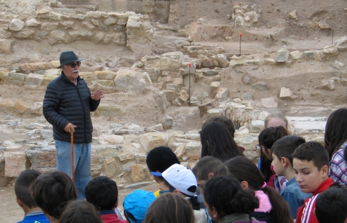 Arturo Ruiz guía a un grupo de estudiantes por el poblado ibero.