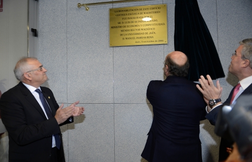 Momento en el que De Guindos descubre la placa conmemorativa de la inauguración. Foto: Rafa Casas