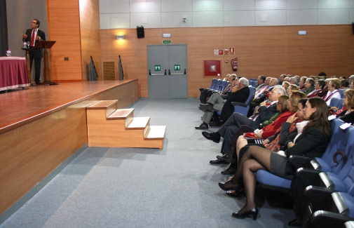 El Rector junto al resto de autoridades, durante la conferencia inaugural.