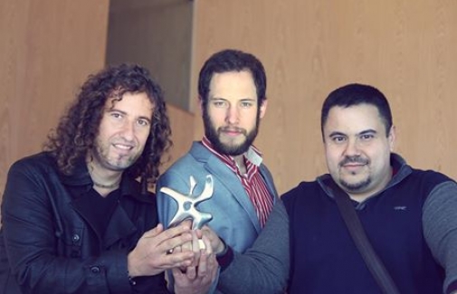 De izquierda a derecha, Julio A. Olivares, Daniel González y Víctor Figueroa, con el galardón.