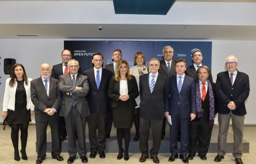 Foto de familia con representantes institucionales.
