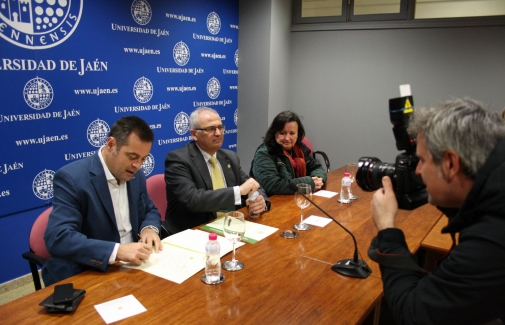 Juan Vilar, Manuel Parras y Ana María Ortiz, durante el acto de firma del convenio