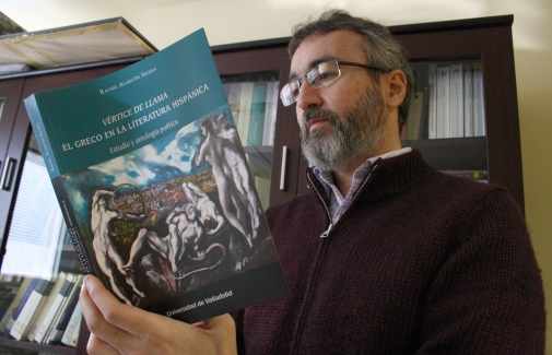 Rafael Alarcón, con su libro.