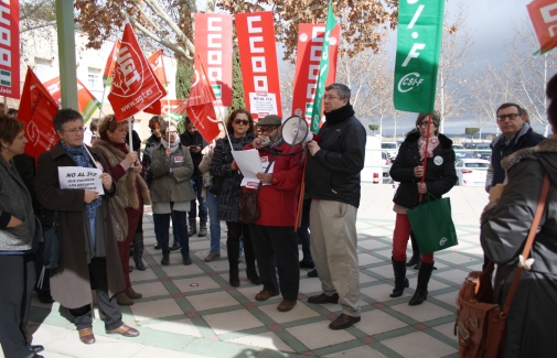 Momento de la lectura del manifiesto conjunto de CCOO, UGT Y CSIF.
