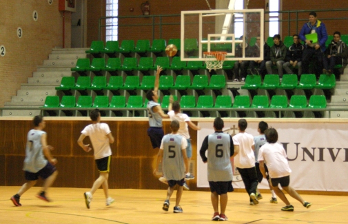 Partido de baloncesto disputado en la primera jornada.
