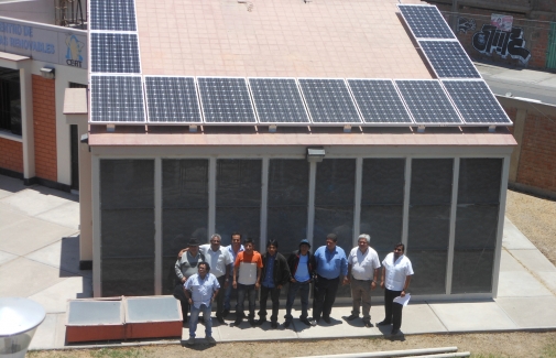Sistema fotovoltaico instalado en el campus de Tacna (Perú).