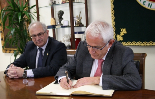 Antonio Pascual firma en presente del Rector