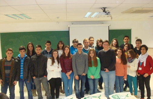 Profesorado junto al alumnado participante en la prueba.