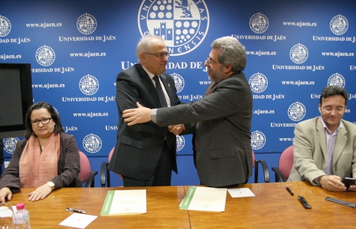 Manuel Parras y Pedro Molino, tras la firma de los convenios.