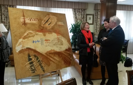 La viuda de Pedro Monje, la alcaldesa de Lopera y el Rector de la UJA, junto a la obra.