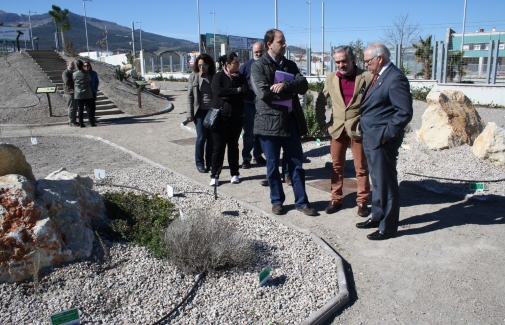 El Rector, acompañado por Nicolás Ruiz y Carlos Salazar, contempla algunas de las plantas